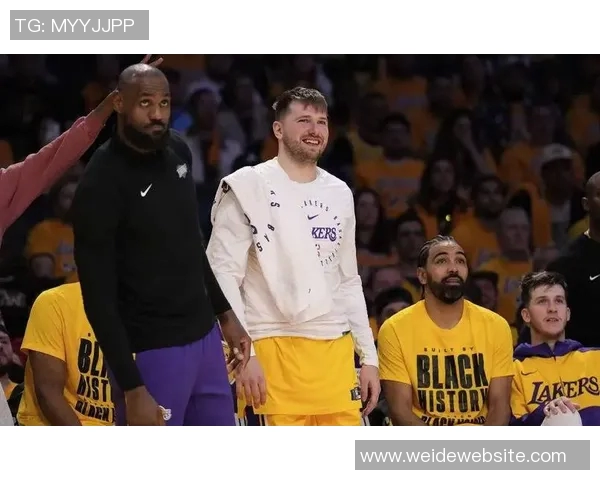 詹姆斯本赛季首次与湖人全队合练期待新队友默契提升