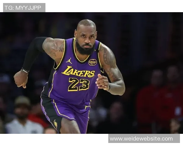 詹姆斯关键时刻暂停指挥队友成功防守上演致命抢断精彩瞬间