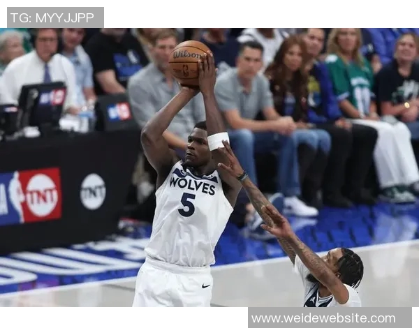 爱德华兹全场41分7篮板关键时刻连得5分助队逆转取胜